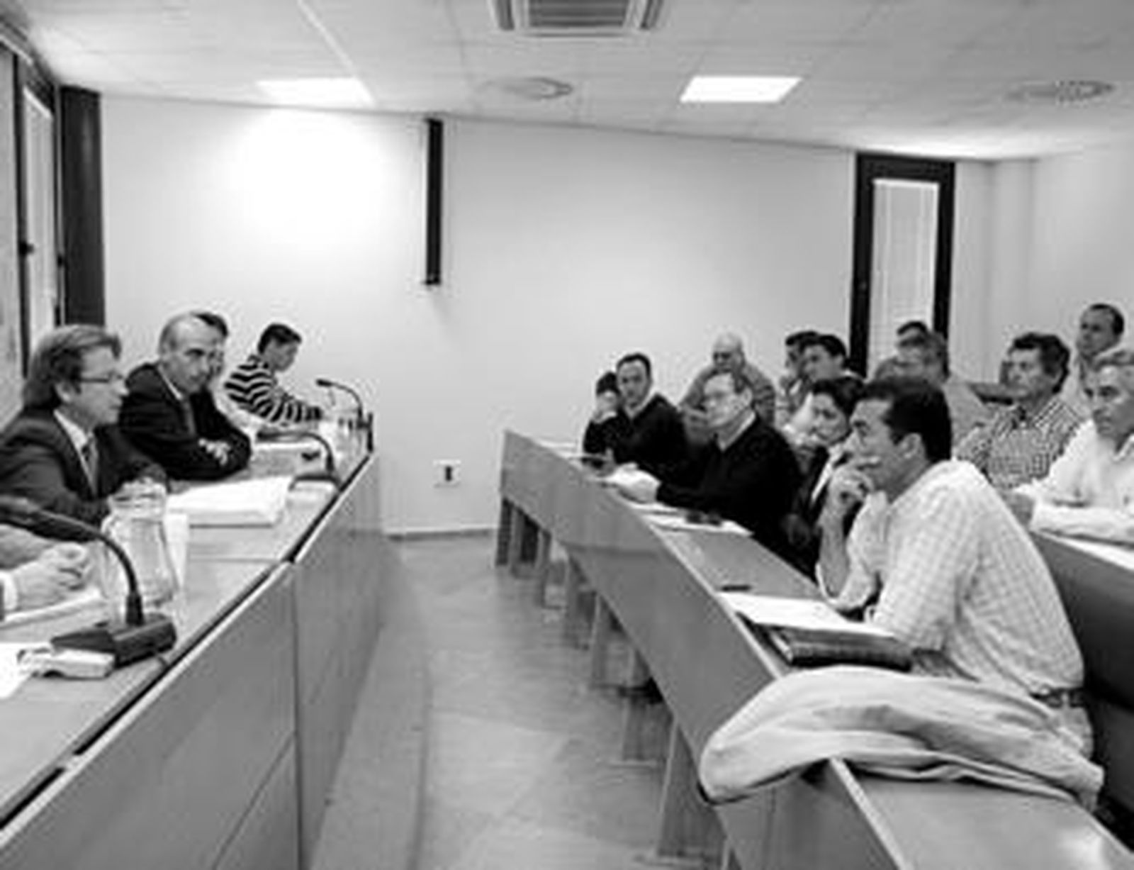 Los empresarios del metal mantuvieron una asamblea en la FOE antes de acudir a la mesa del convenio.