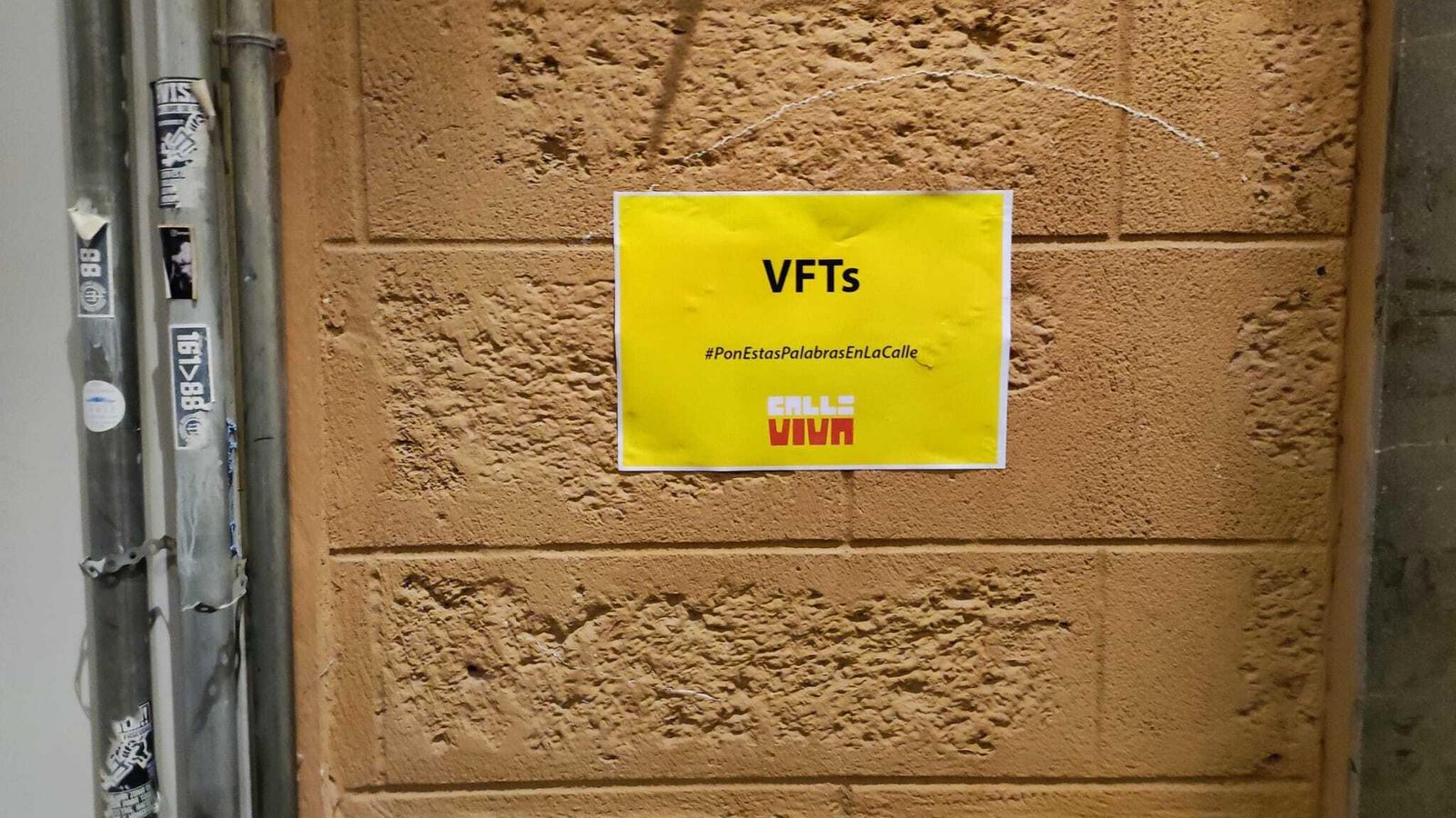 Cartel de Calle Viva en una fachada del casco histórico.