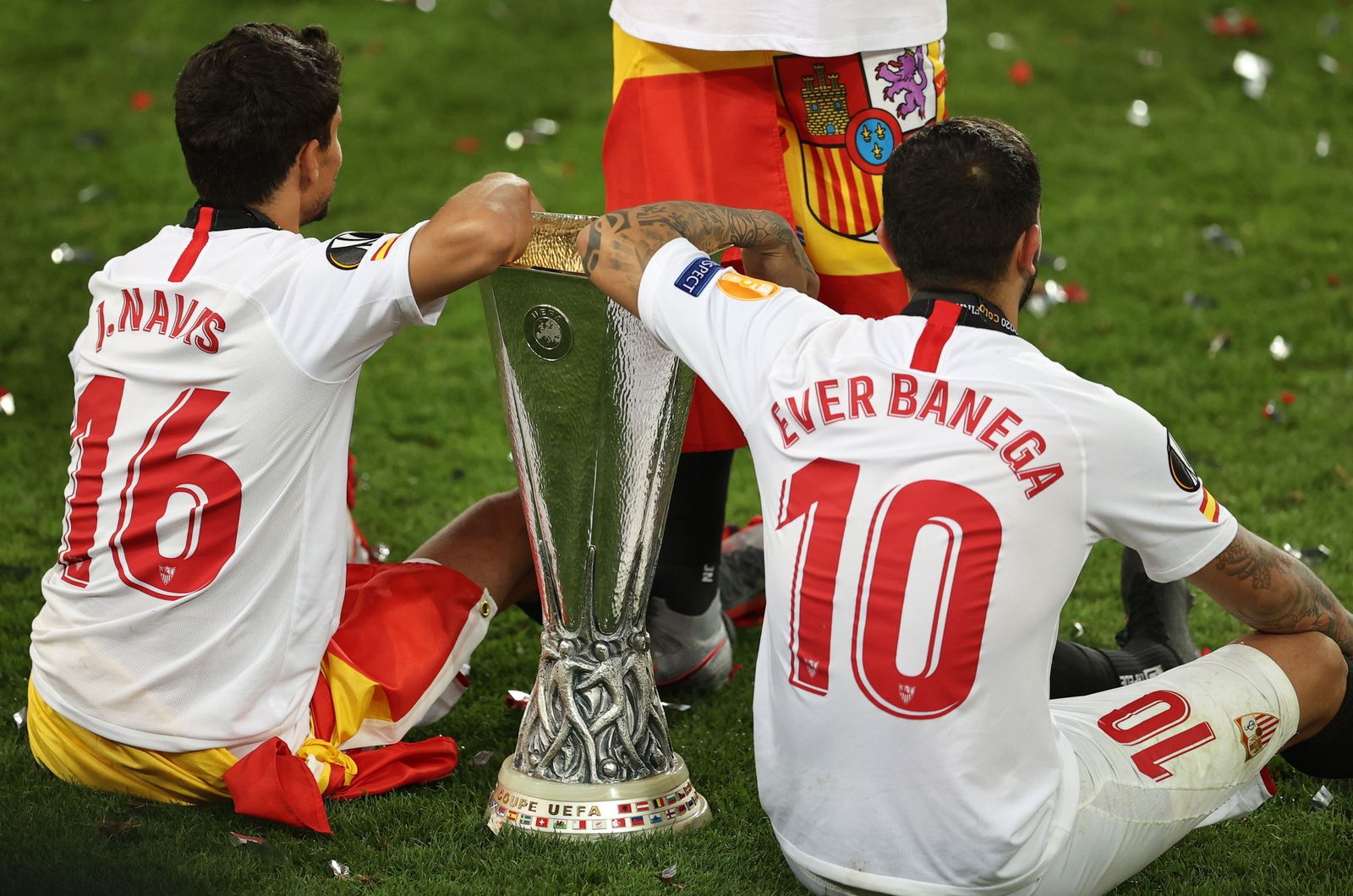 Éver Banega, junto a Jesús Navas con el trofeo de la Europa League.