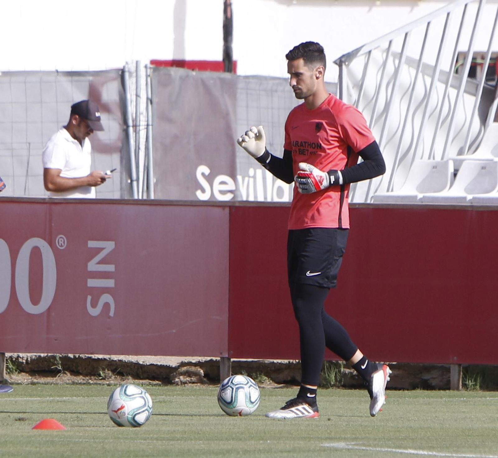 Sergio Rico realiza ejercicios de calentamiento en la sesión previa al viaje a Lagos.