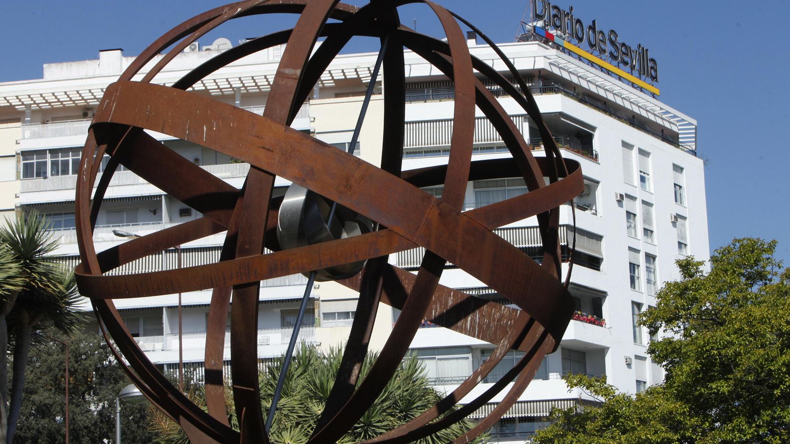 Esfera conmemorativa de la primera vuelta al mundo 1519-1522, en la Plaza de Cuba.