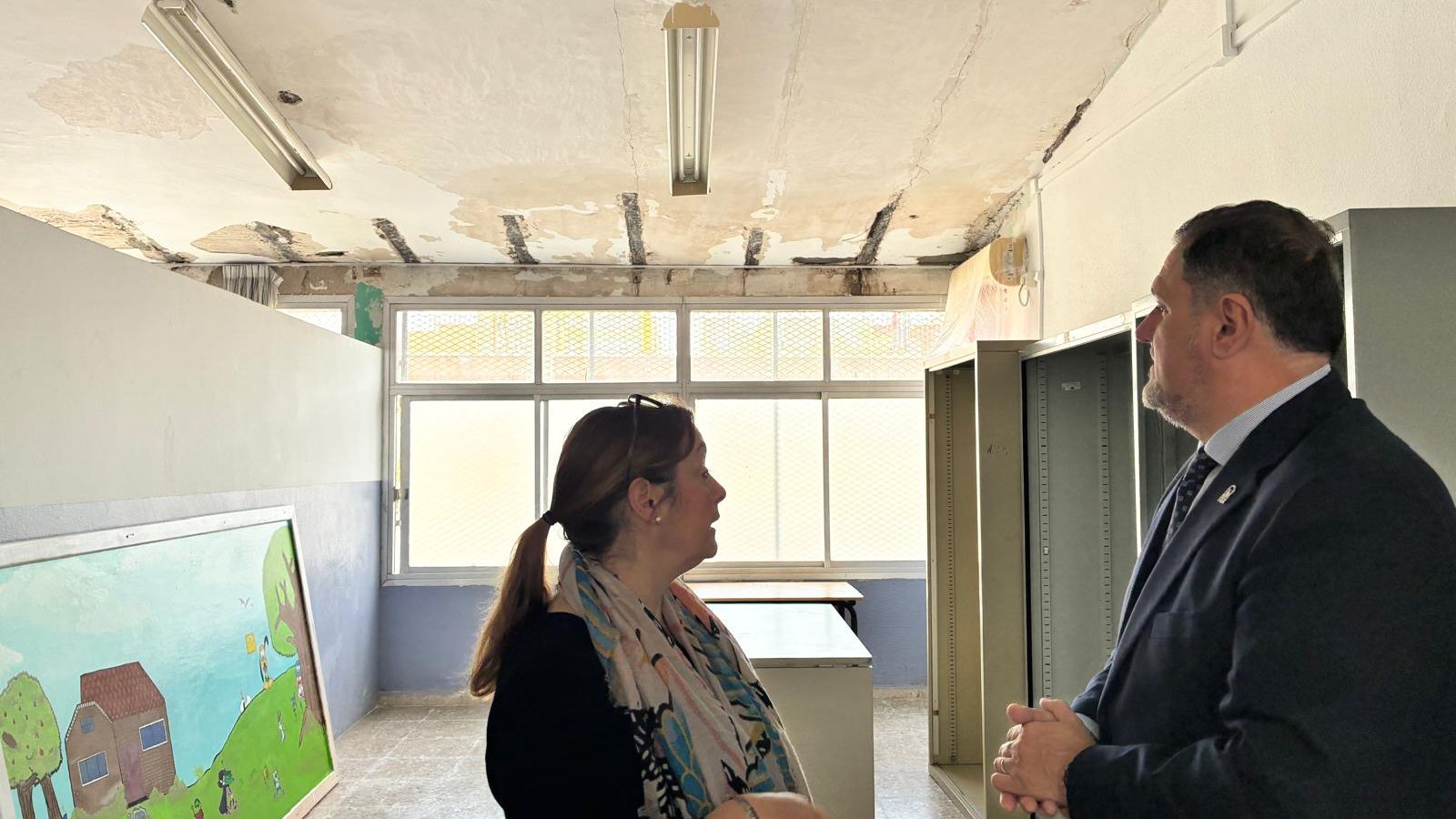 En la imagen se puede ver el estado del techo de la residencia durante la visita del delegado de Desarrollo Educativo y FP de la Junta de Andalucía