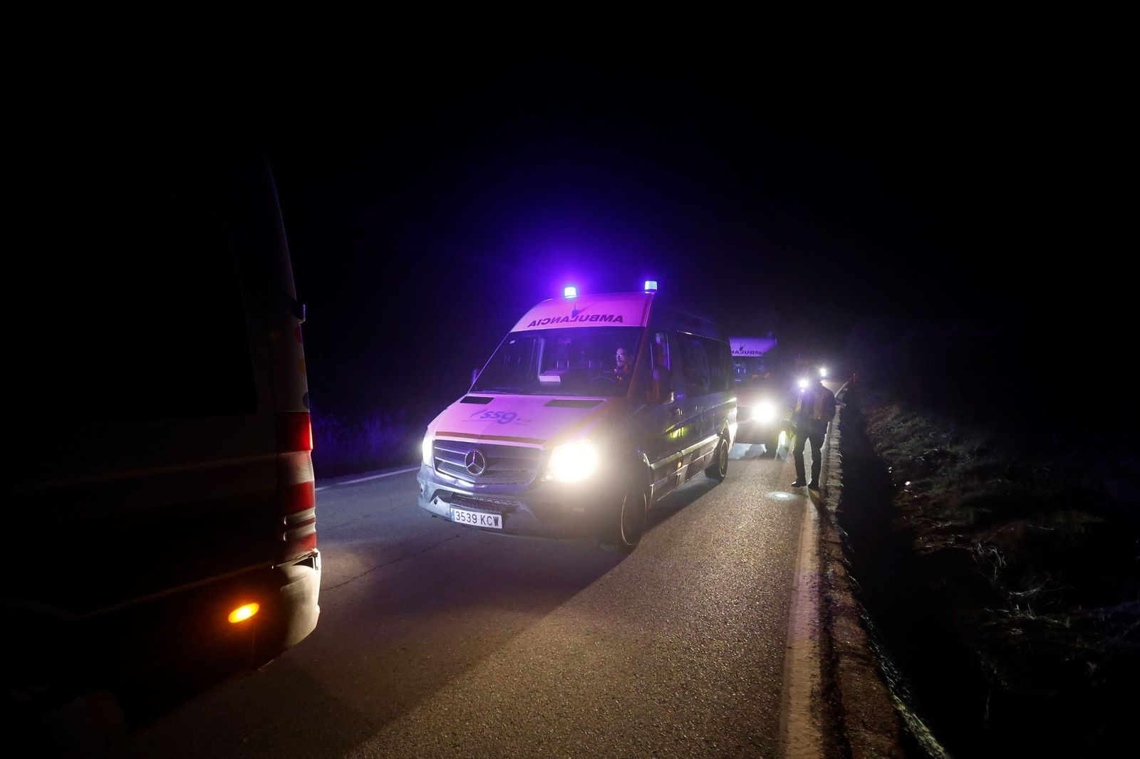 Las imágenes de los vehículos de emergencias evacuando a los pasajeros del descarrilamiento en Adamuz