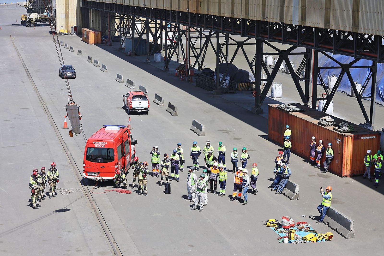 Simulacro de rescate de un operador en el cargador de barcos con tirolina y camilla.