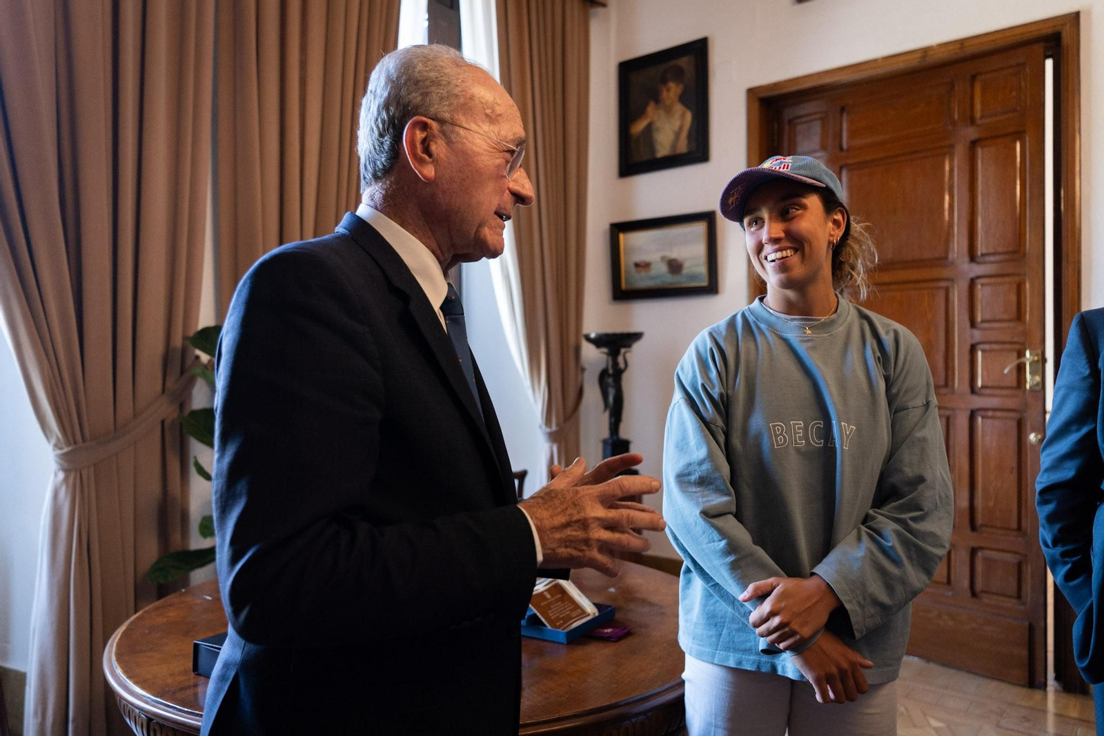 El alcalde De la Torre recibe a Bea González, campeona de pádel