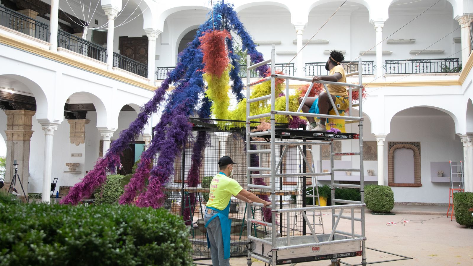 Maurice Harris durante el montaje de su instalación en la primera fase de Flora 2022.