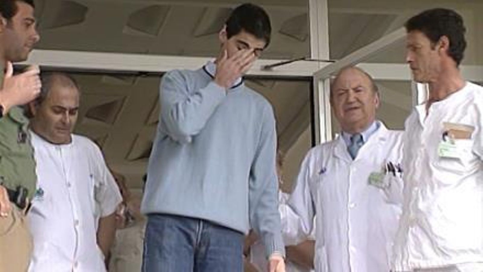 Saliendo del hospital tras el grave accidente de tráfico que sufrió en 2001.