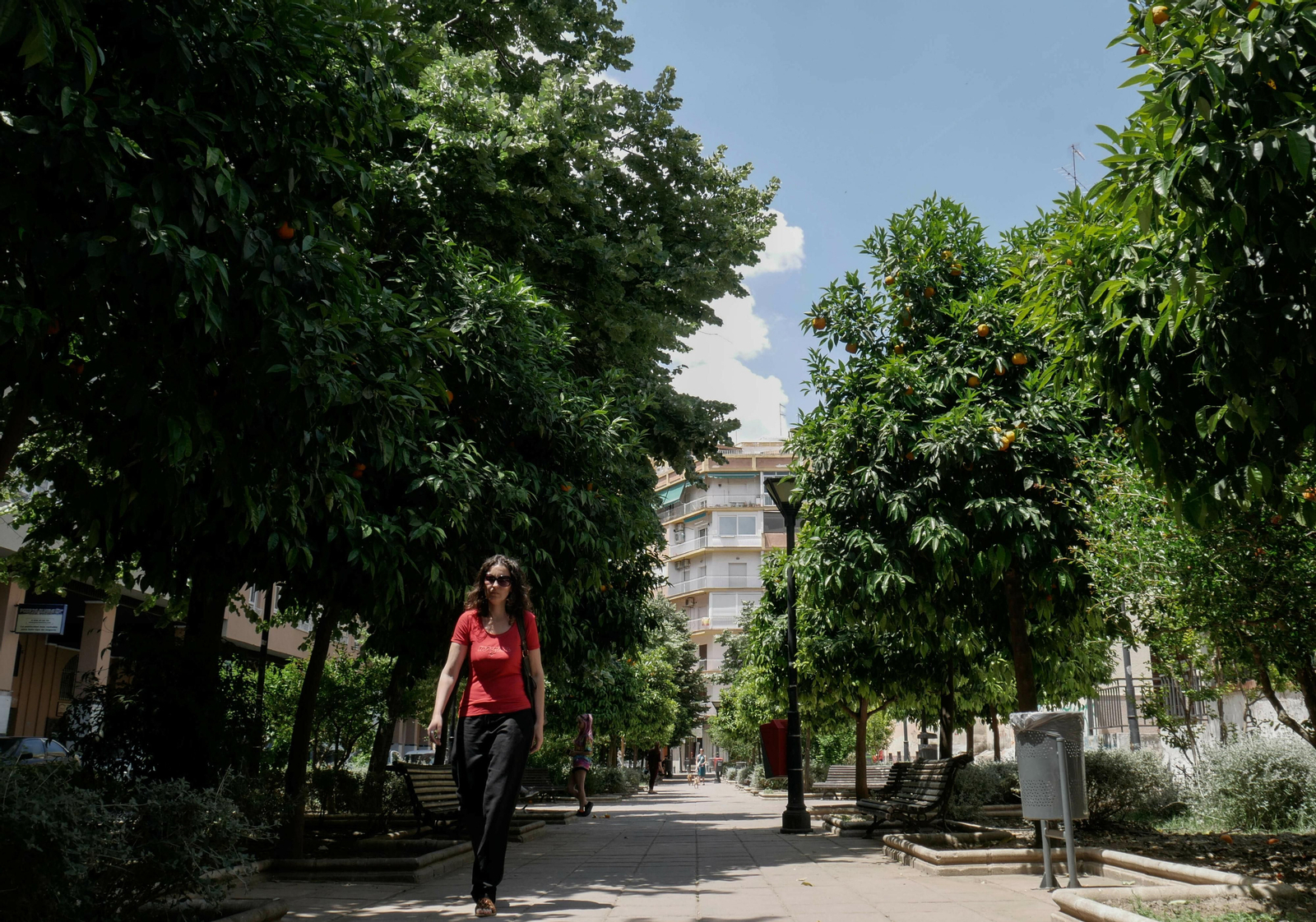 Una mujer camina en un parque del barrio Fígares
