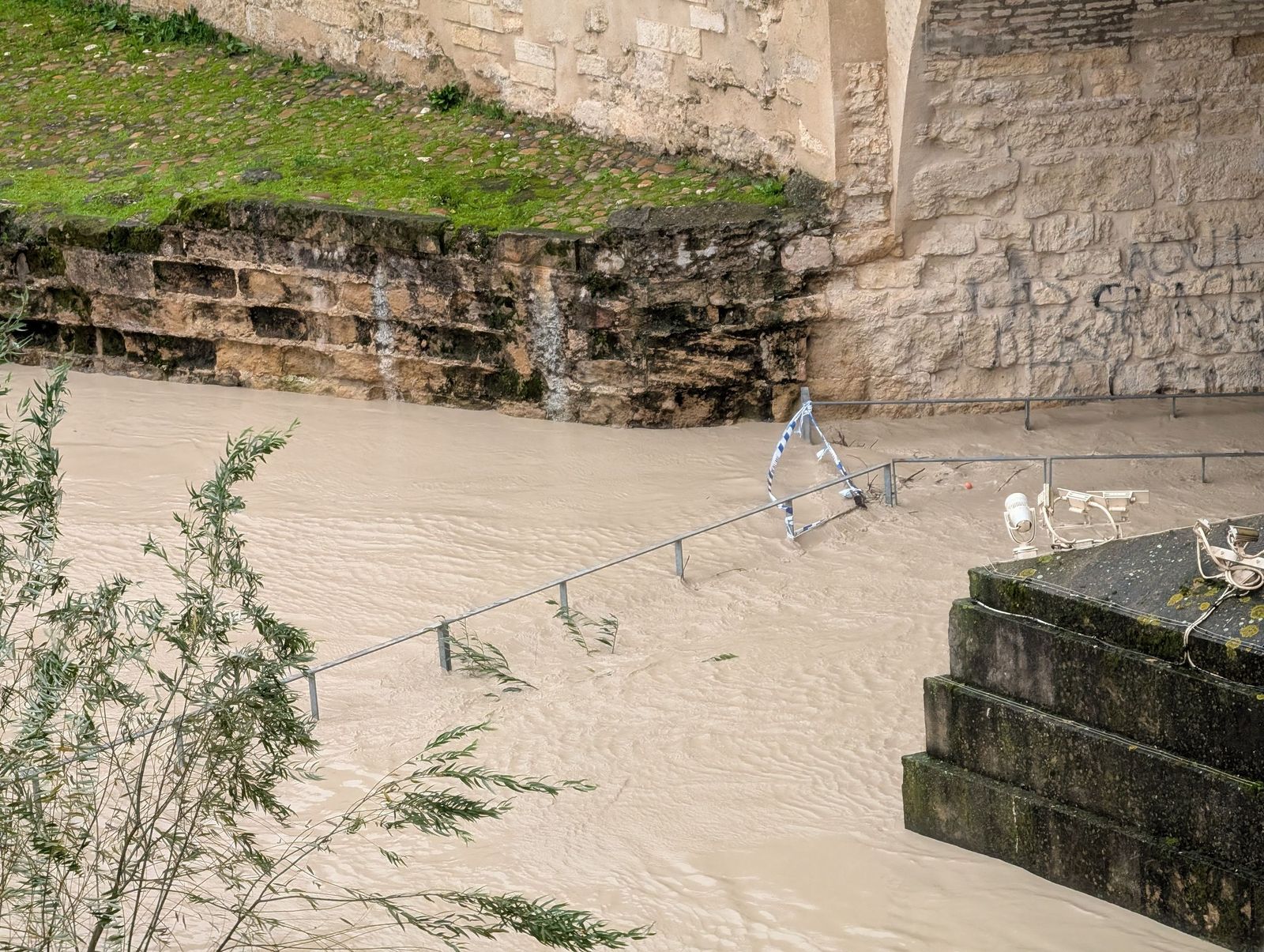 El río Guadalquivir supera los cuatro metros de altura a su paso por Córdoba, en imágenes