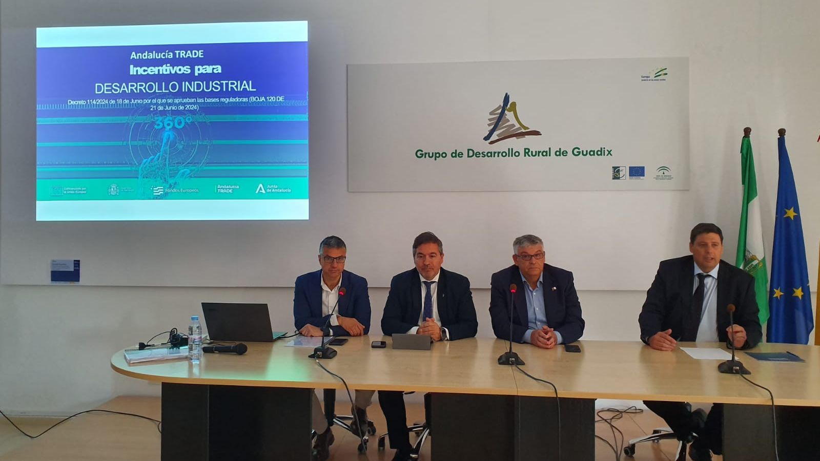 El delegado territorial, Gumersindo Fernández Casas, acompañado por el alcalde de Guadix, Jesús Lorente, presenta en Guadix los programas de ANDALUCIA TRADE