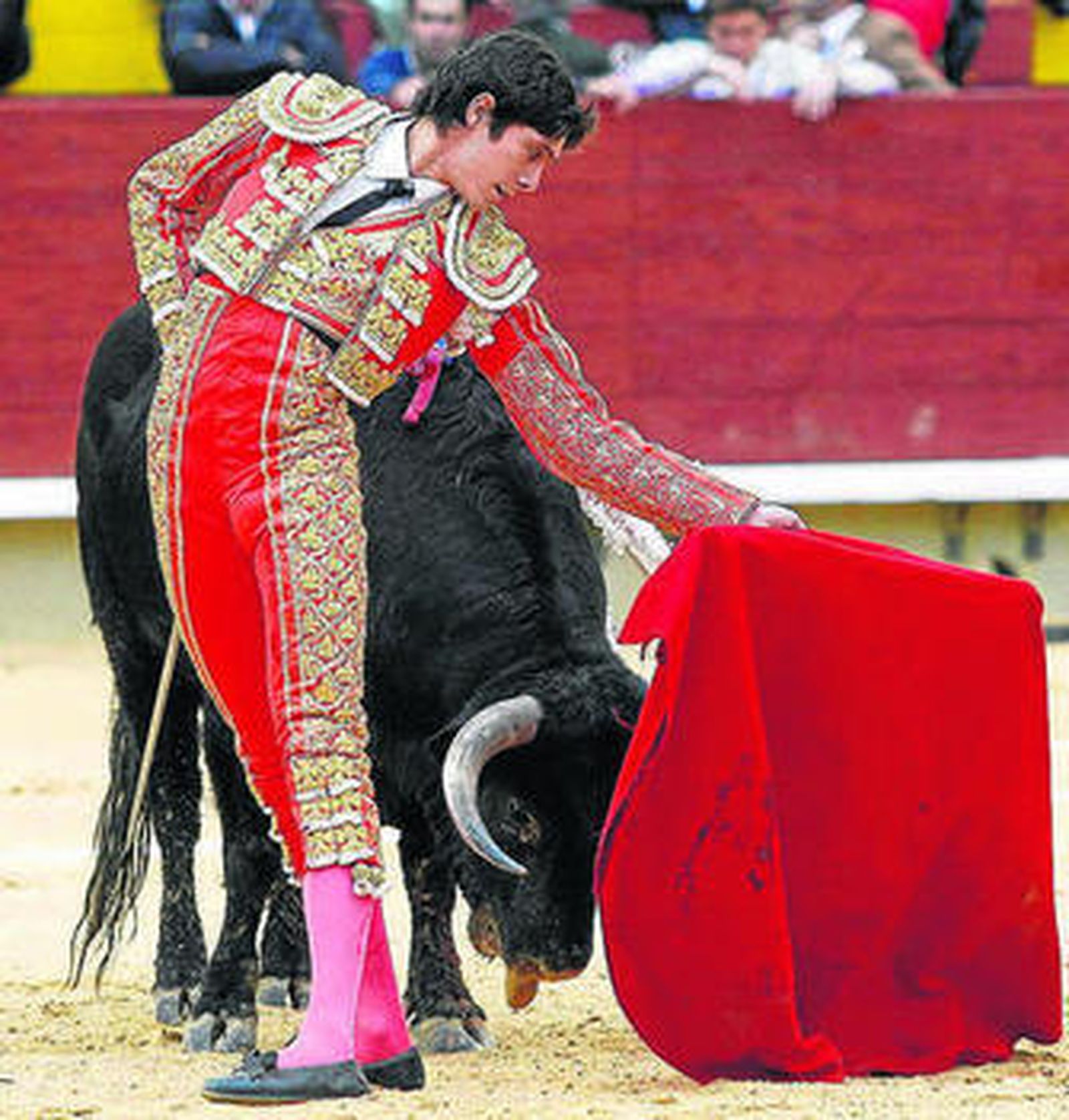 El diestro Sebastián Castella, en un muletazo de espaldas.