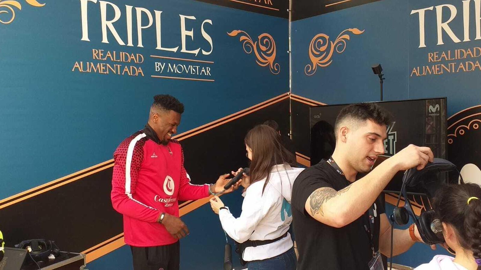 Dylan Ennis en la actividad de Realidad Virtual en la Plaza de la Constitución