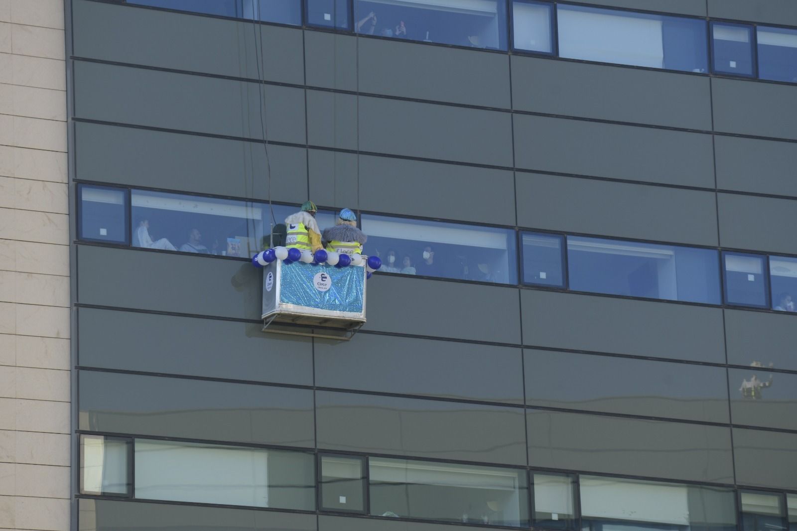 Así ha sido la visita de los Reyes Magos a los niños hospitalizados en el Hospital San Cecilio de Granada