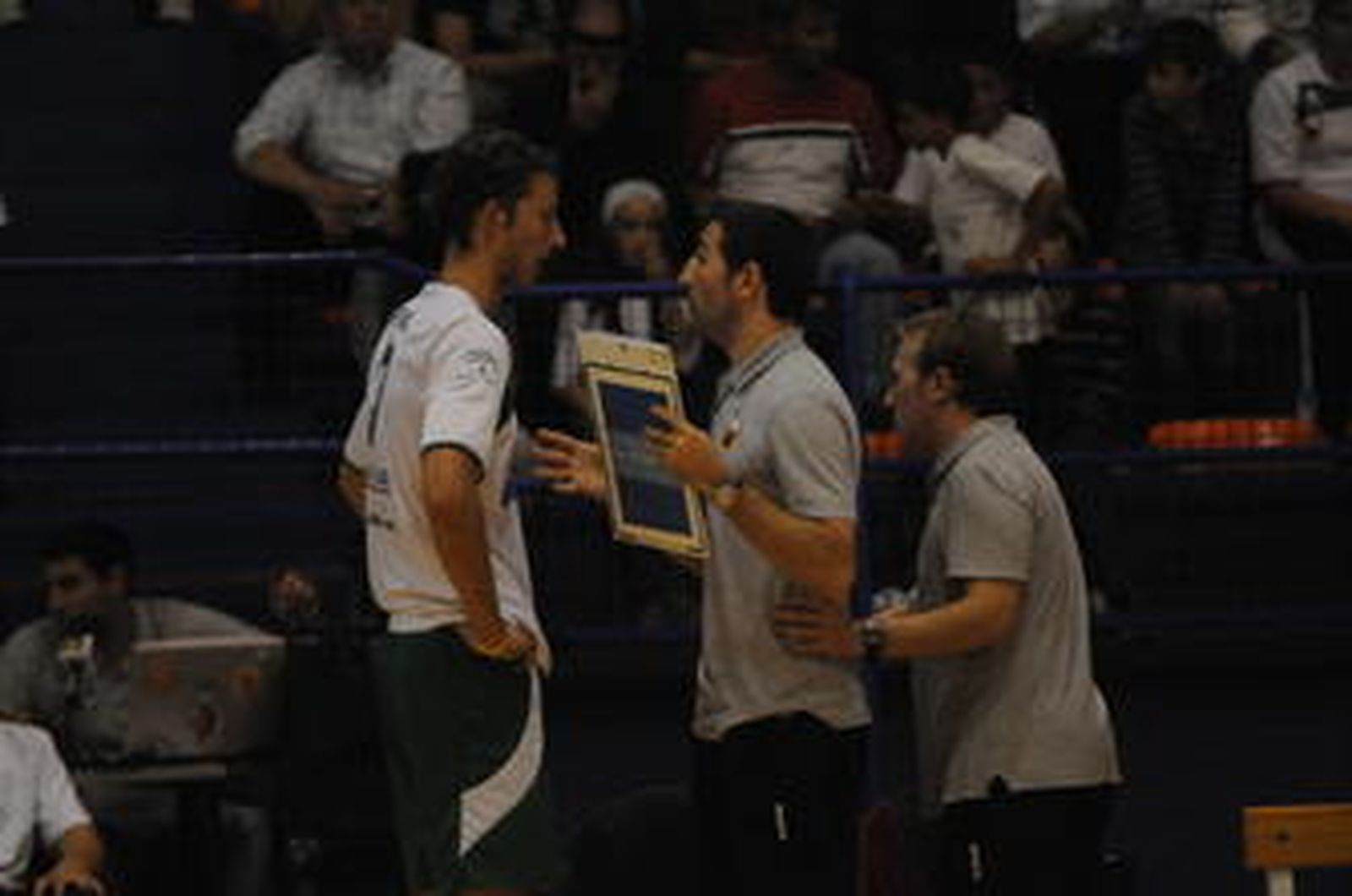 Agustín Correa conversa con Ryan Ammerman durante un tiempo técnico del duelo con el Barça.