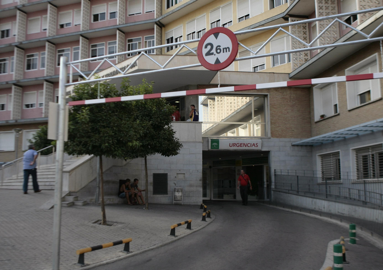 Acceso a las Urgencias del Hospital Virgen del Rocío.
