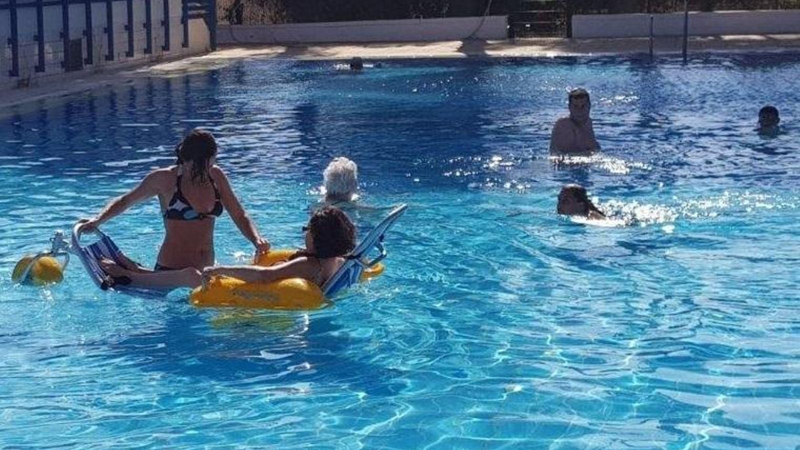 Usuarios de una piscina.