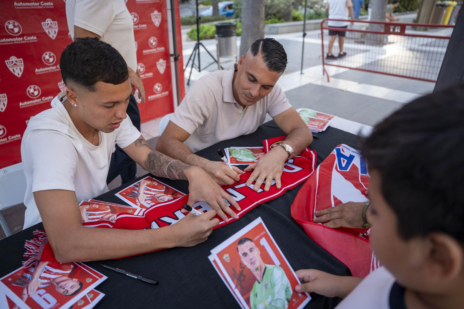 Los jugadores de la UDA Thalys y Andrés firman autógrafos