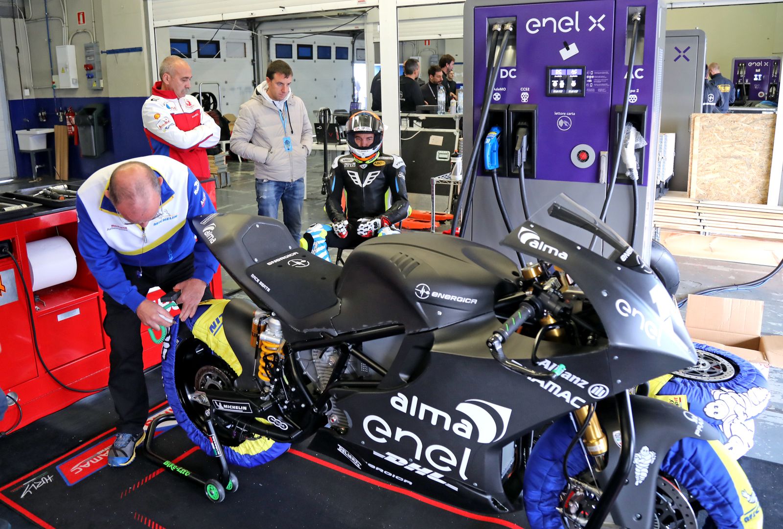 Una MotoE, recargando las baterías en el box en los entrenamientos del pasado mes de noviembre