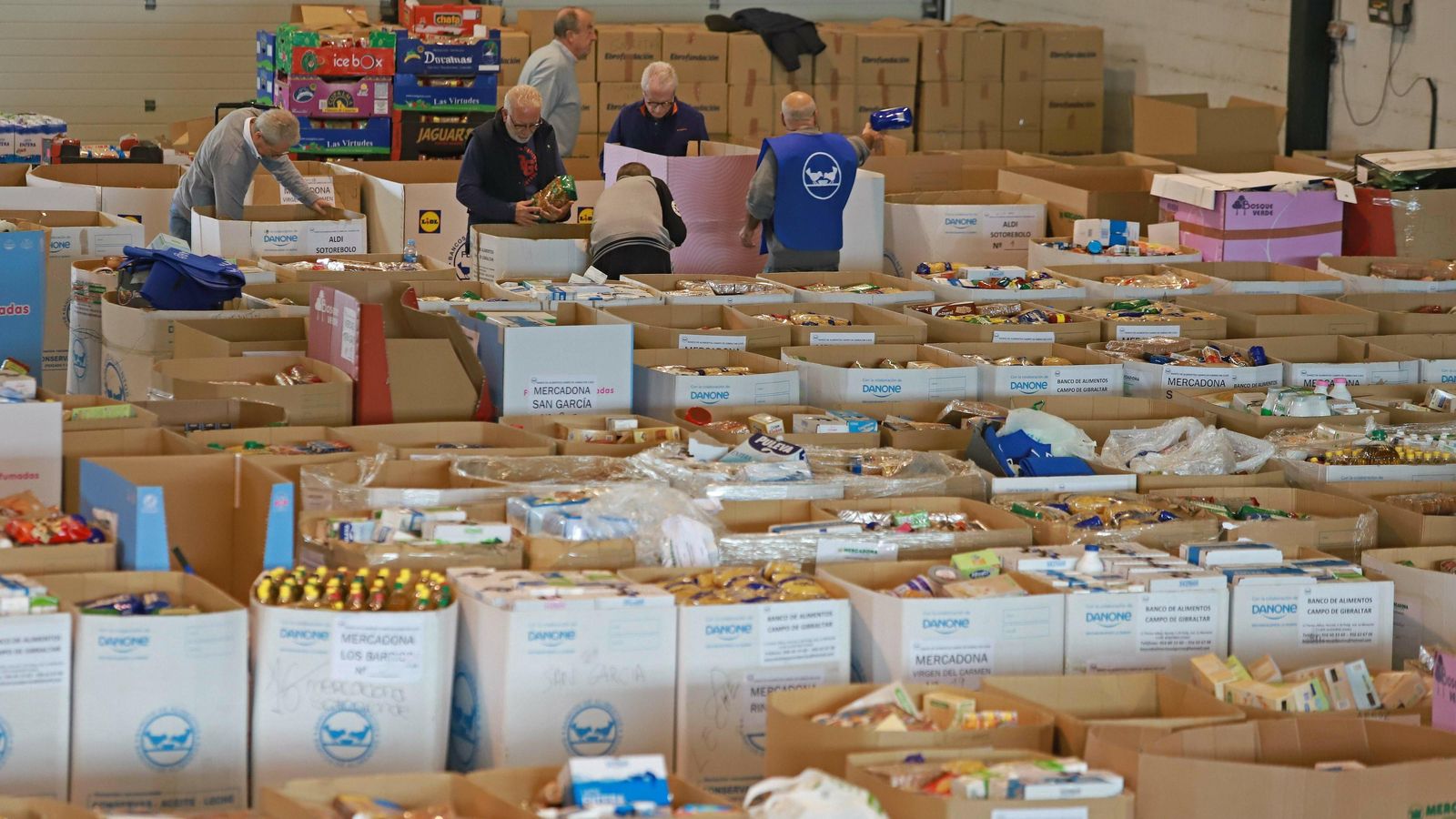 Un mar de alimentos que ahora toca clasificar a los voluntarios del Banco de Alimentos del Campo de Gibraltar. Un mar de alimentos que ahora toca clasificar a los voluntarios del Banco de Alimentos del Campo de Gibraltar.