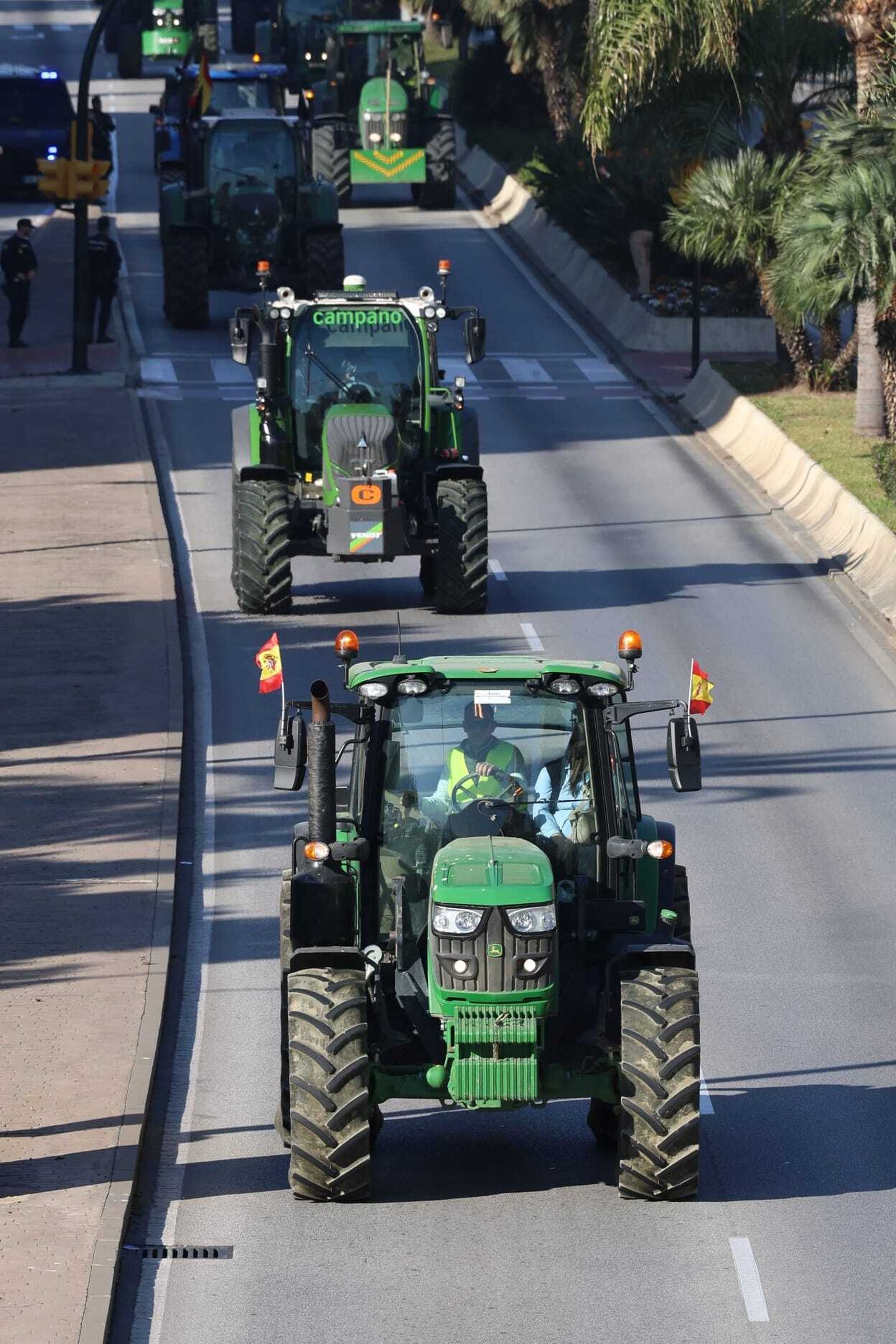La entrada de los tractores en Málaga capital, en fotos