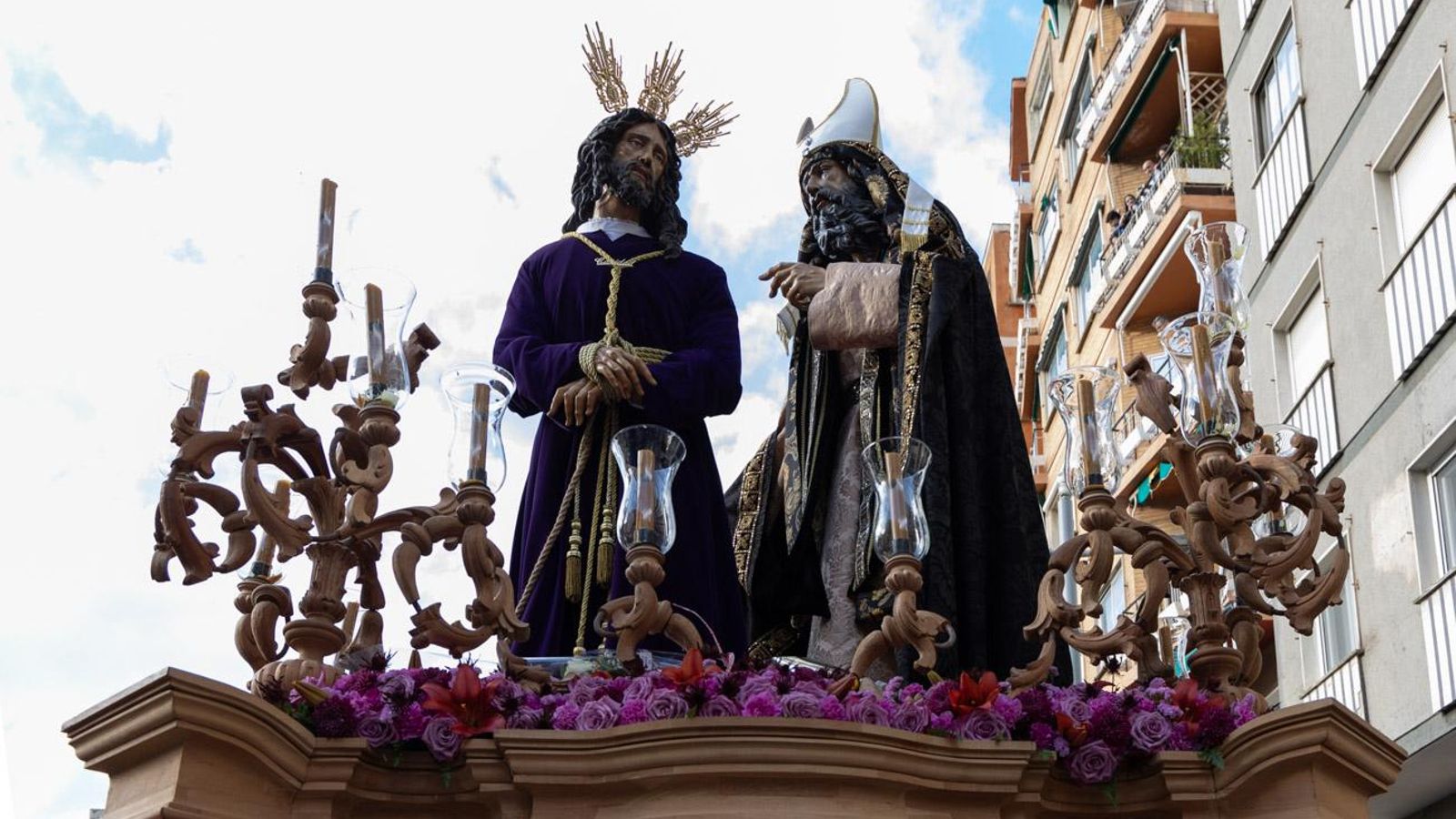 Los cofrades se rinden ante los grandes pasos de misterio del Lunes Santo