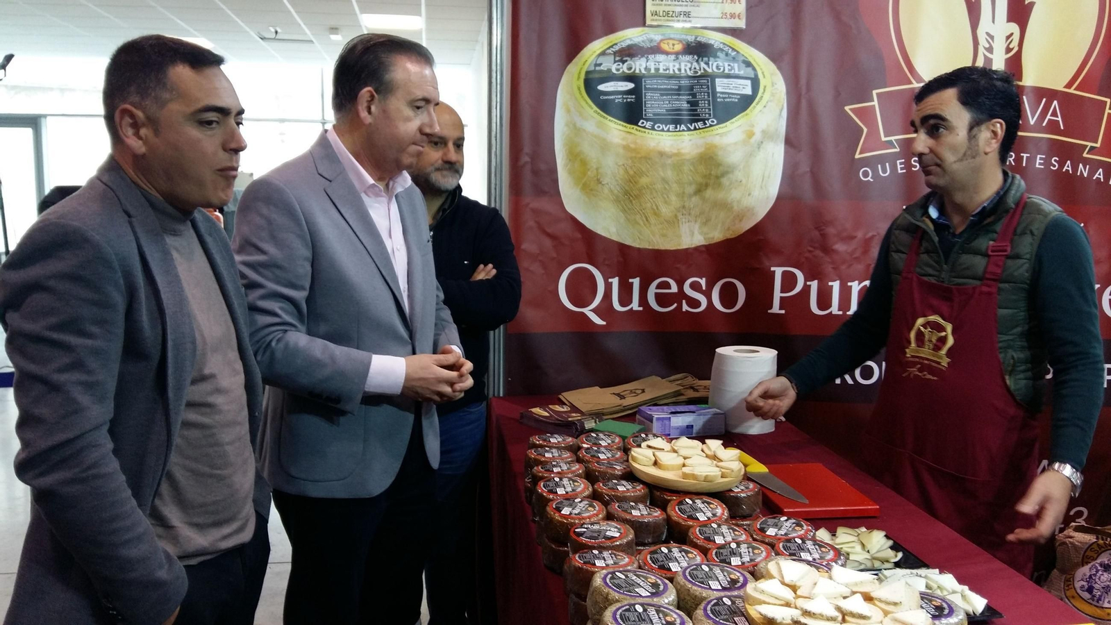 El alcalde de Aracena, Manuel Guerra, en la inauguración de la pasada edición del Mercado de Queso Artesano.