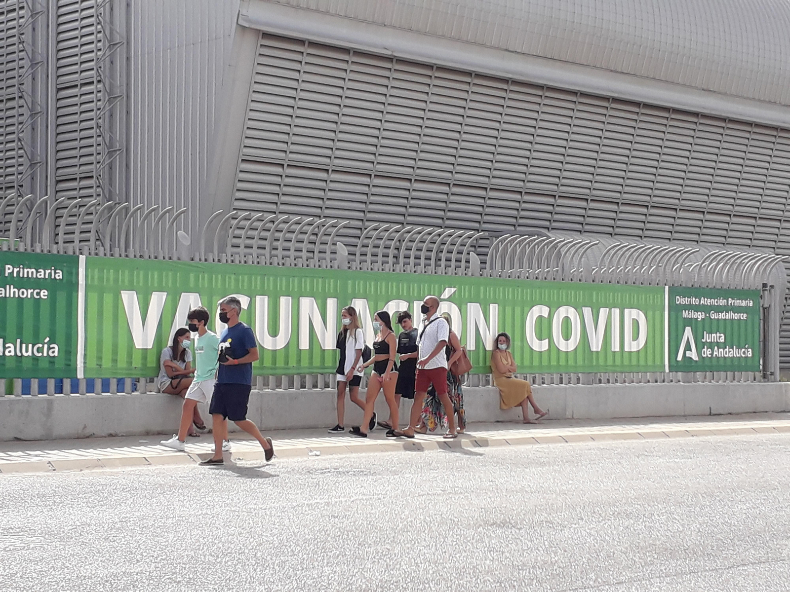Varias personas llegan para vacunarse, ayer, al Palacio de Ferias y Congresos de Málaga. Varias personas llegan para vacunarse, ayer, al Palacio de Ferias y Congresos de Málaga.