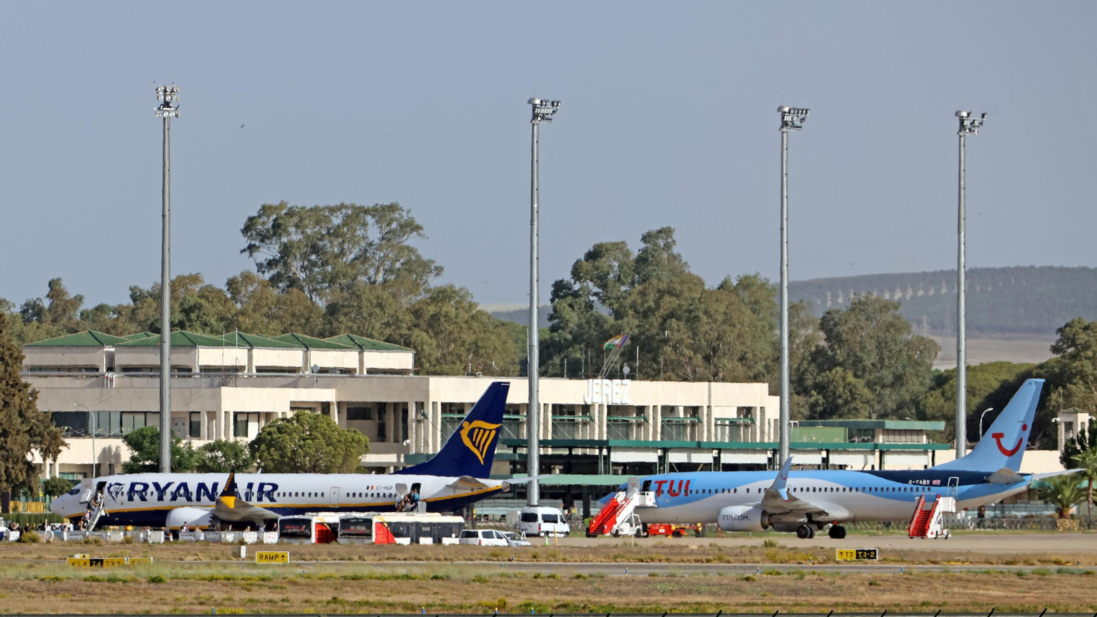Aviones de las compañías Ryanair y Tuifly en la terminal del Aeropuerto de Jerez.
