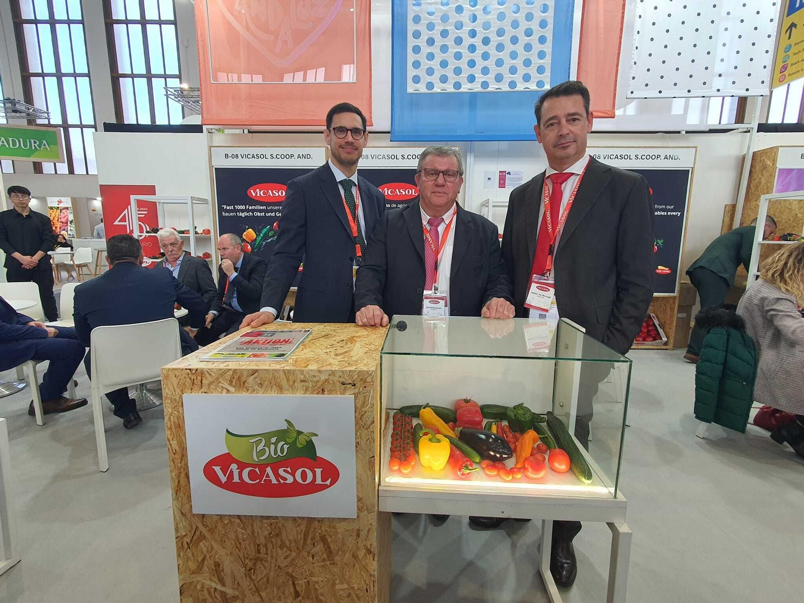 Juan Antonio González, presidente de Vicasol, con dos agentes comerciales.