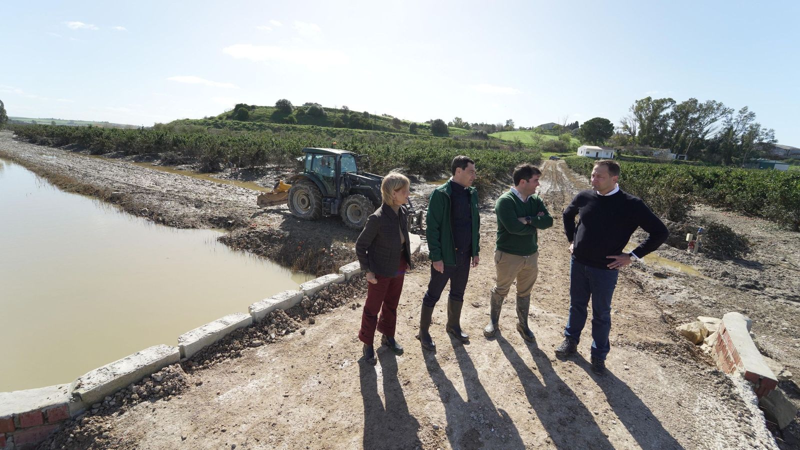 El presidente de la Junta, el comisario europeo de Agricultura y la alcaldesa de Jerez, junto al propietario de una de las fincas afectadas en la zona rural de Jerez.