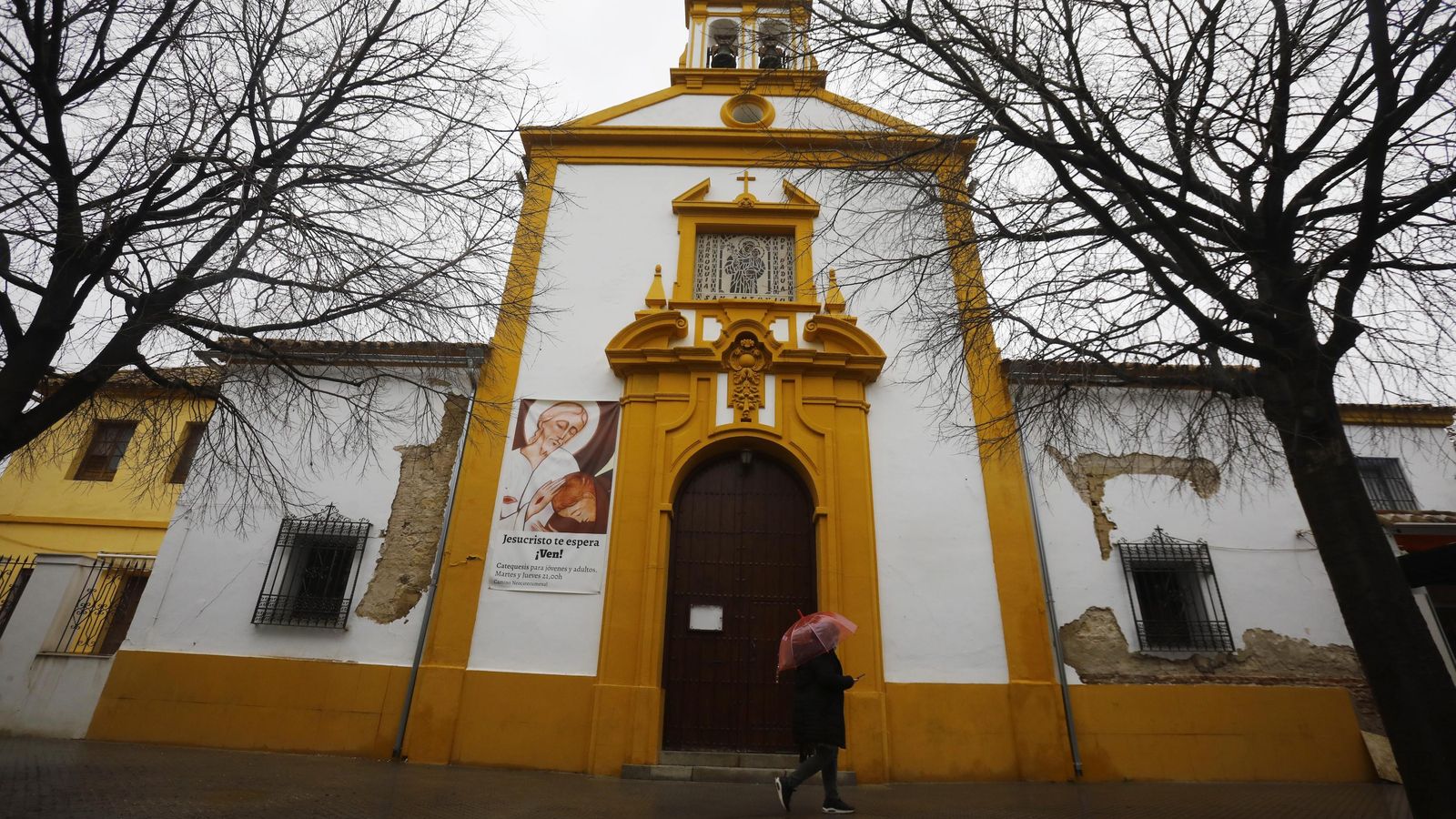 Un viandante pasa por delante de la iglesia de San Antonio de Padua.