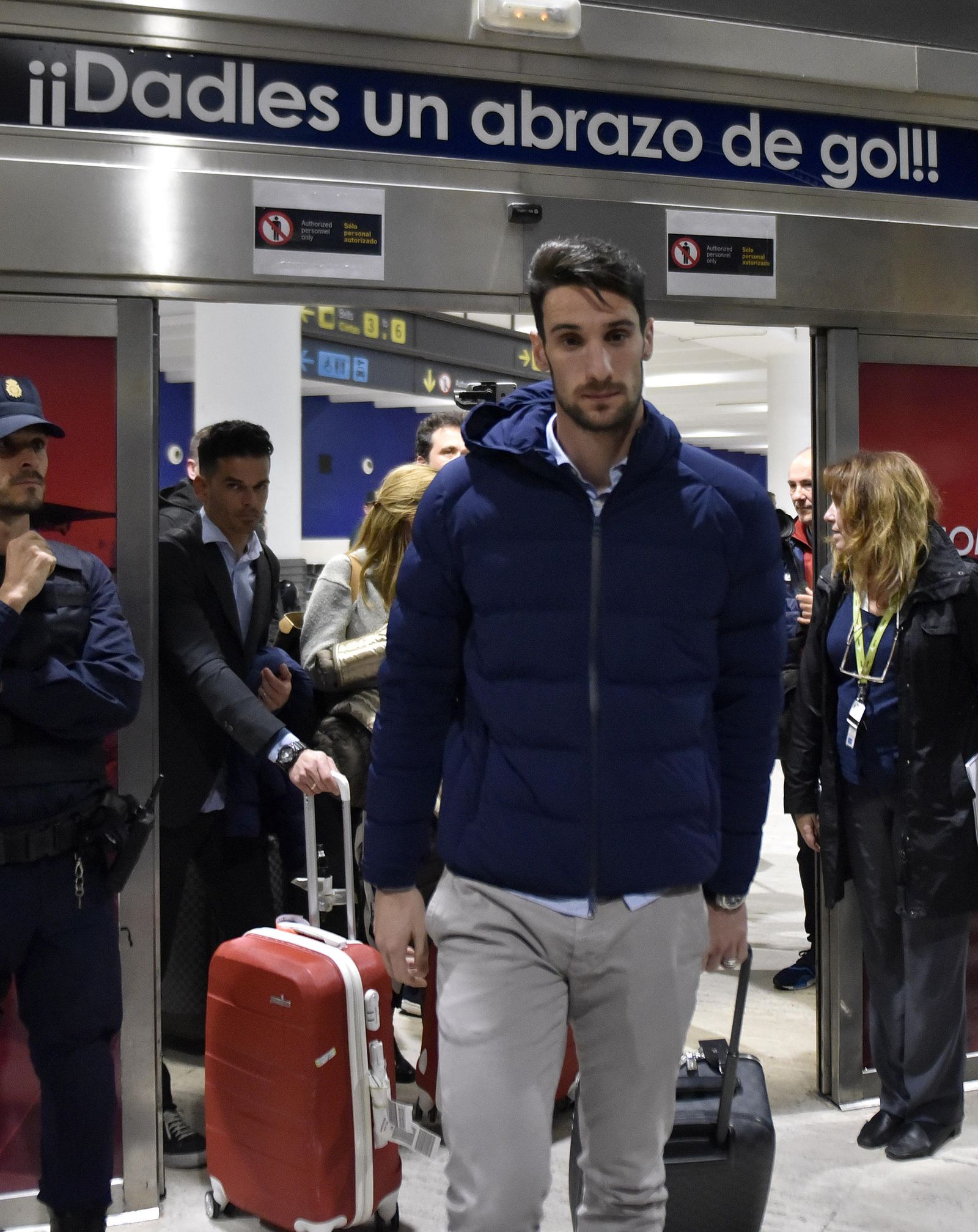 Llegada del Sevilla tras clasificarse a cuartos en Champions