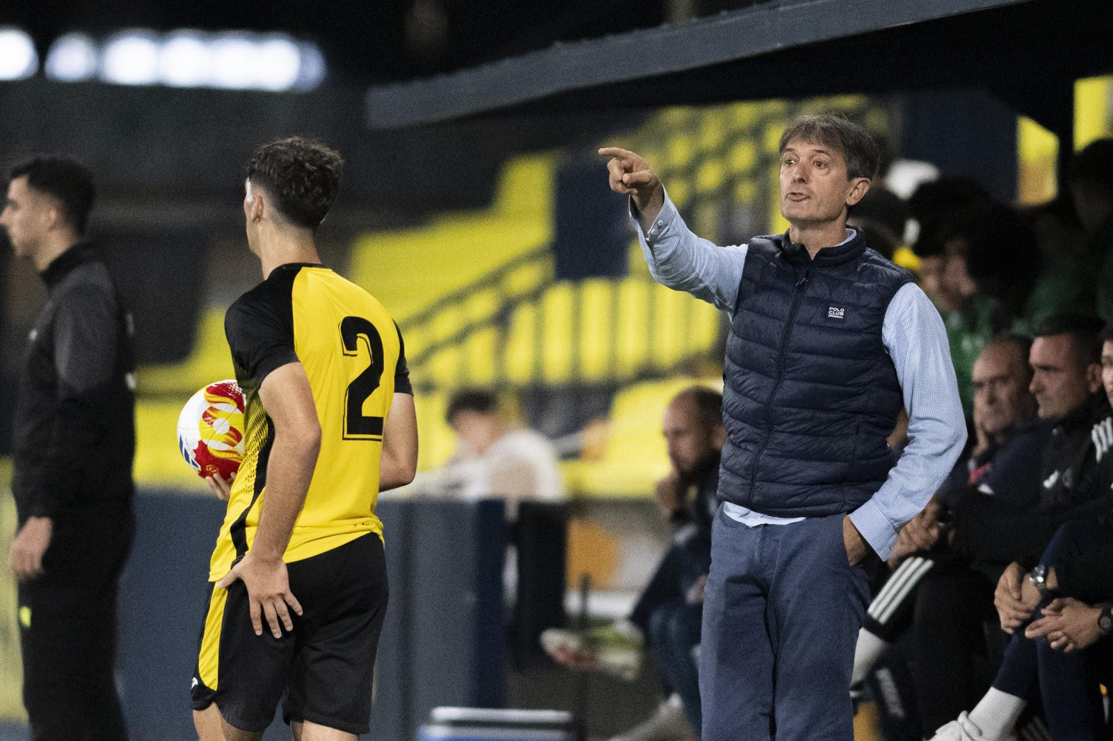 Pacheta da instrucciones a sus jugadores en el duelo ante el CD Roda.