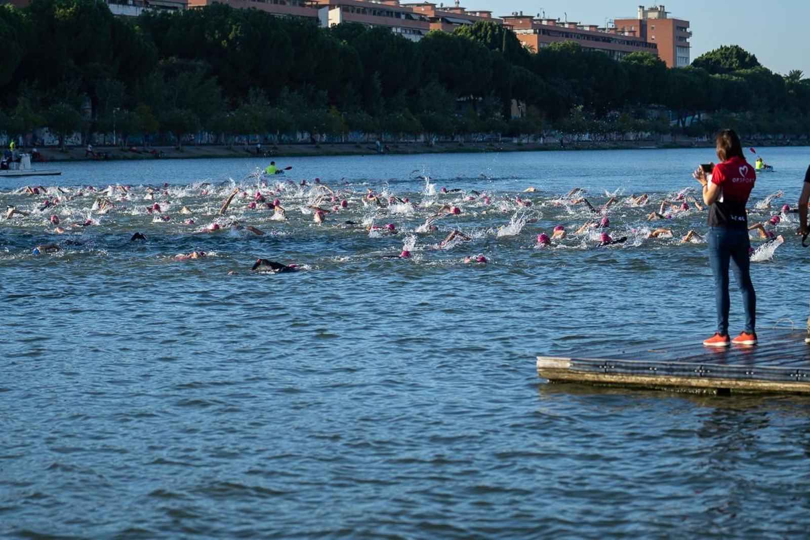 Una imagen de la salida en el tramo a nado en el Austral Triatlón de Sevilla