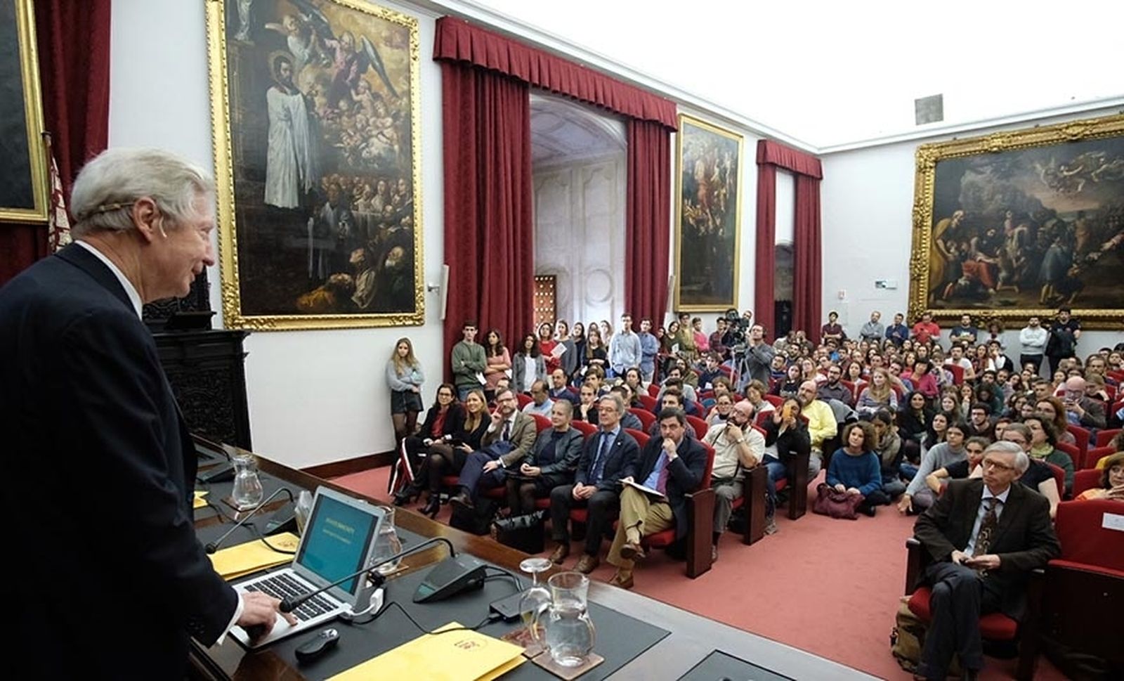 El Premio Nobel Jules A. Hoffmann durante su exposición.