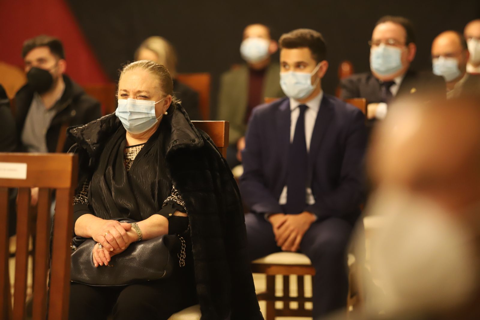 Imágenes de la presentación de la nueva saya y candelabros de cola de la Hermandad de Los Estudiantes.