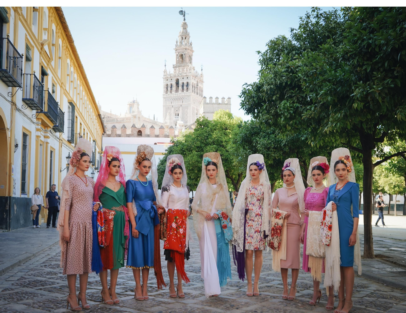 El Álcazar de Sevilla se llena de mujeres vestidas de mantilla, todas las fotos