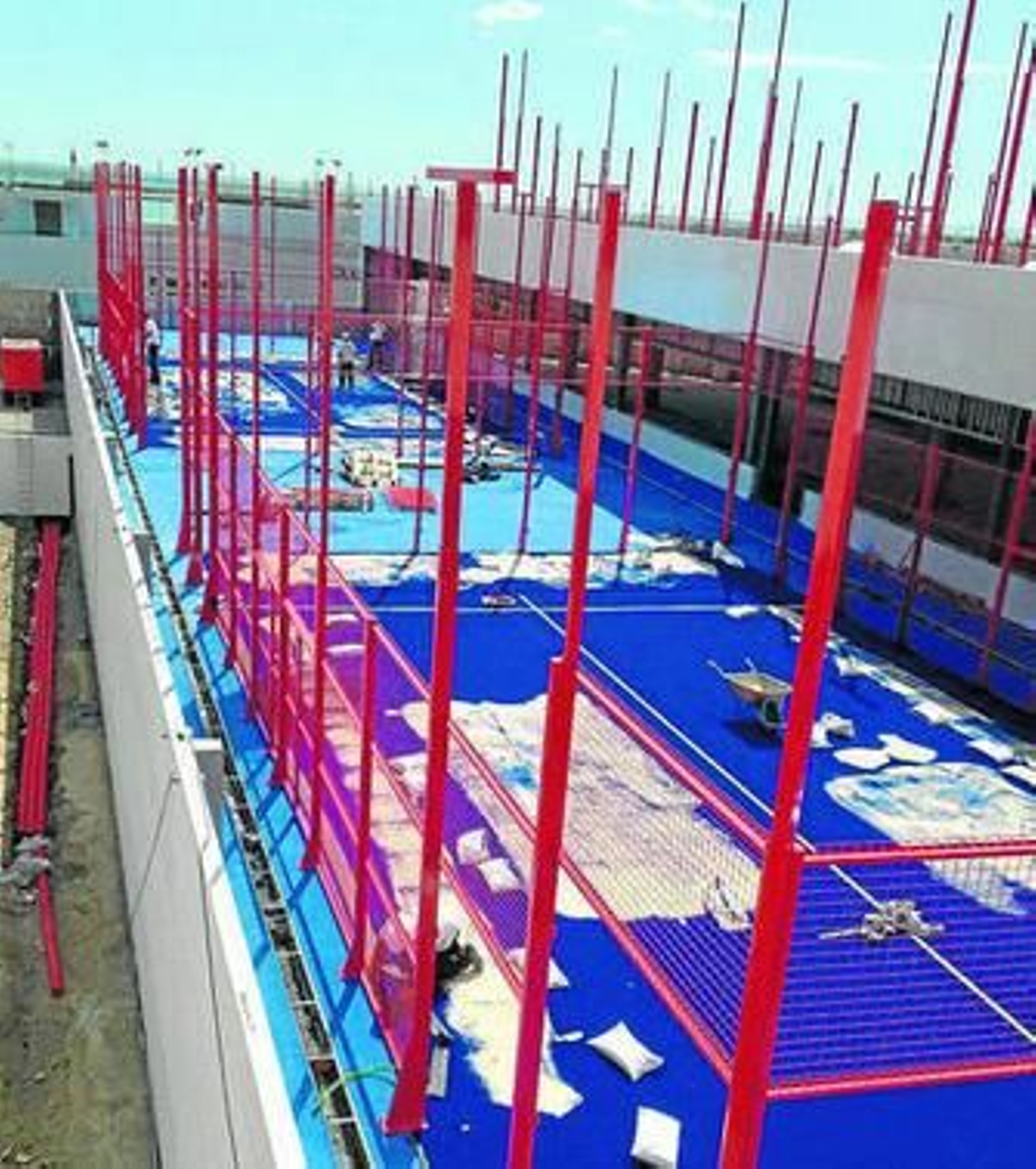 El centro cuenta con ocho pistas de pádel en su azotea.