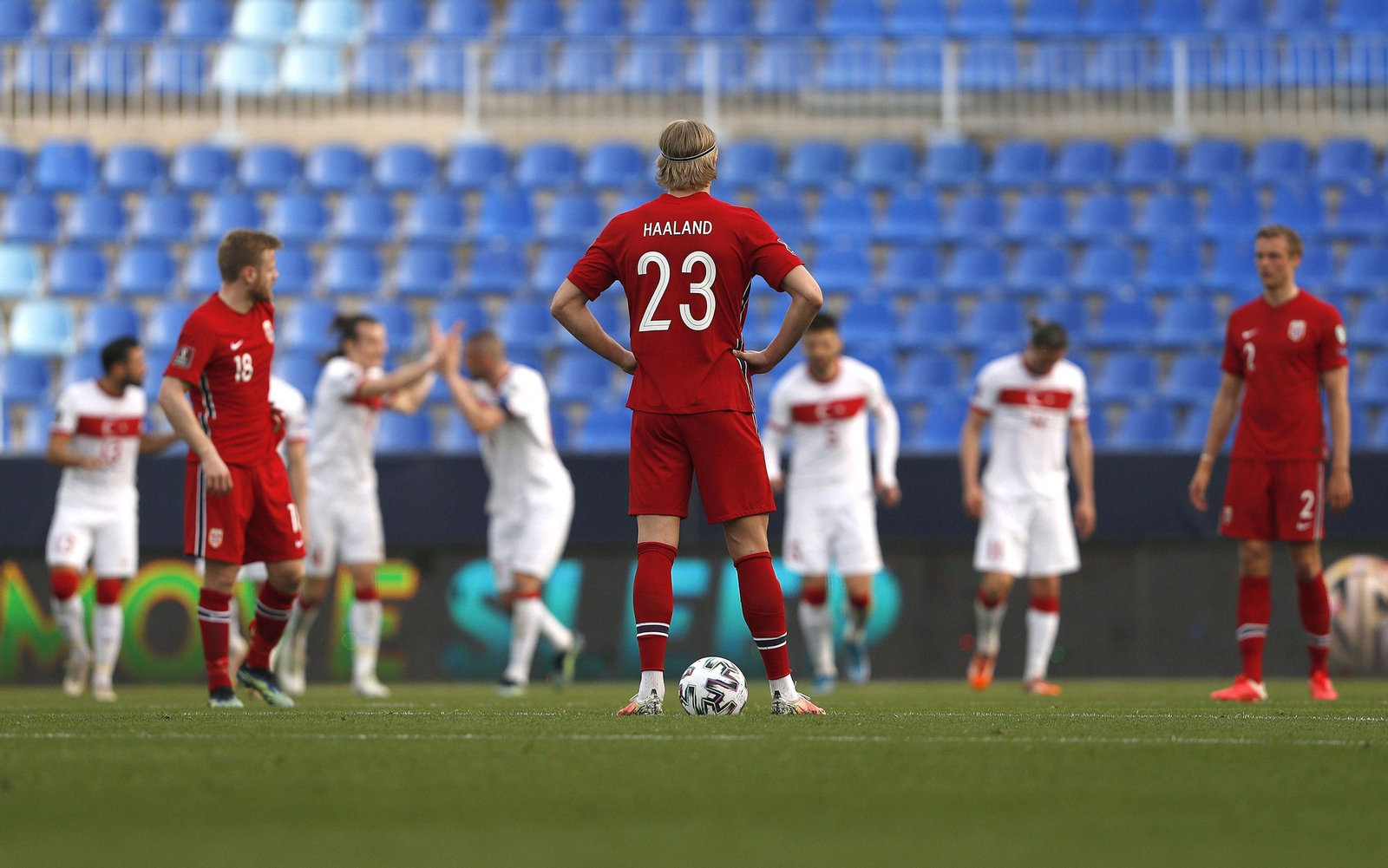 Haaland contempla cómo celebran los turcos.