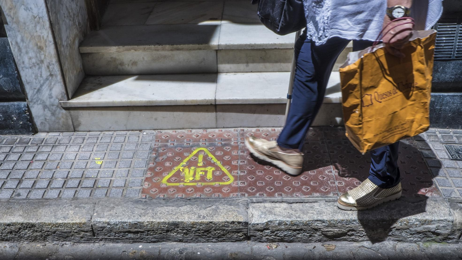 Una pintada a la puerta de una Vivienda con Fines Turísticos.
