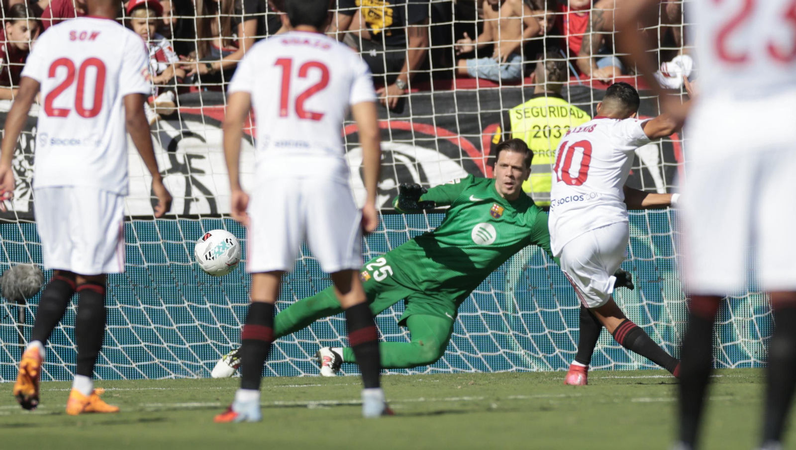 Alexis Sánchez bate con clase a Szczesny de penalti para abrir el marcador.