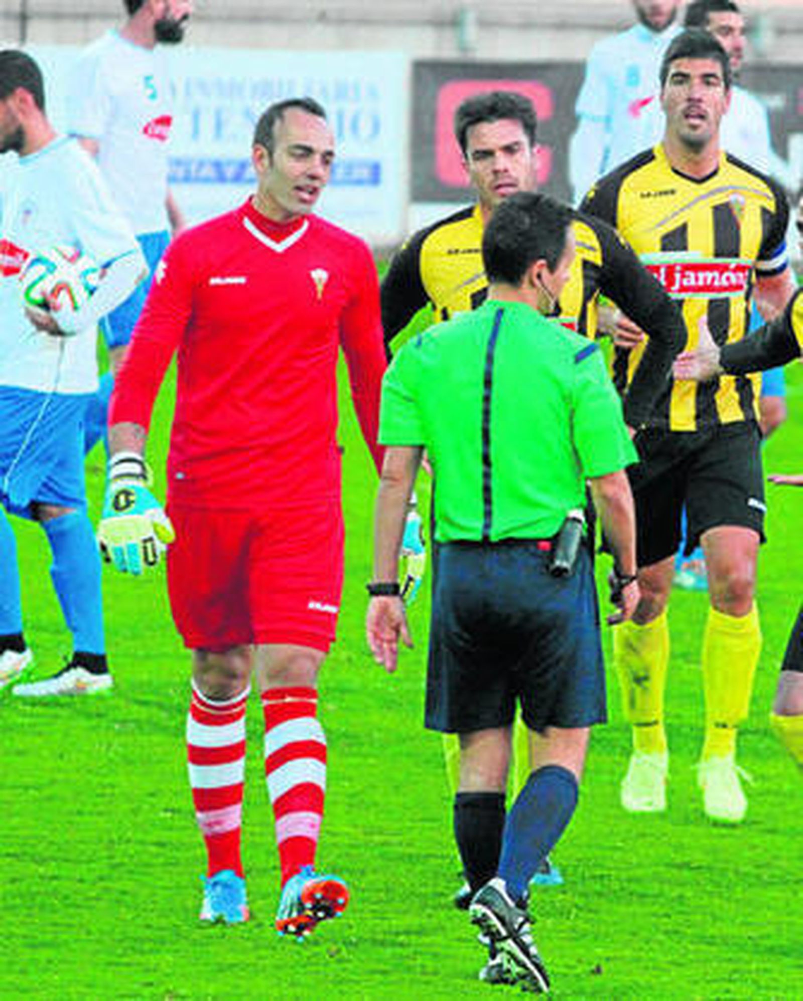 Isaac discute con el árbitro, el pasado sábado en el San Roque de Lepe-El Palo.