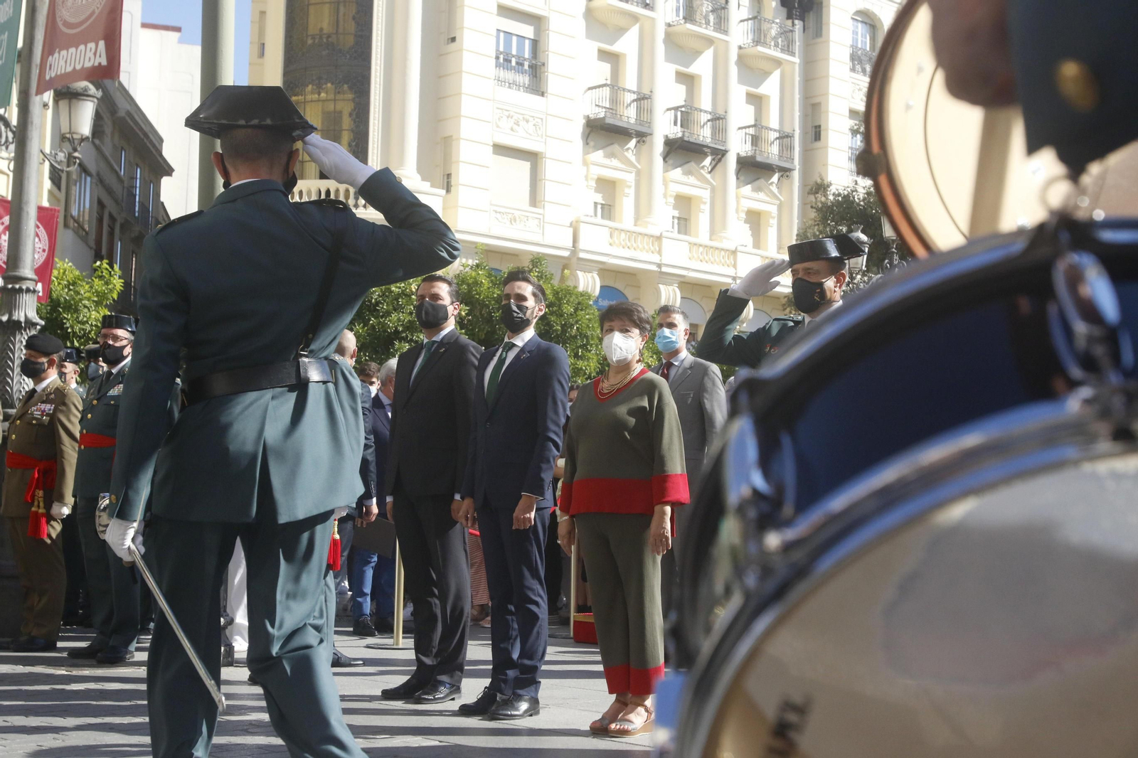 La izada de la bandera de España en las Tendillas, en imágenes.