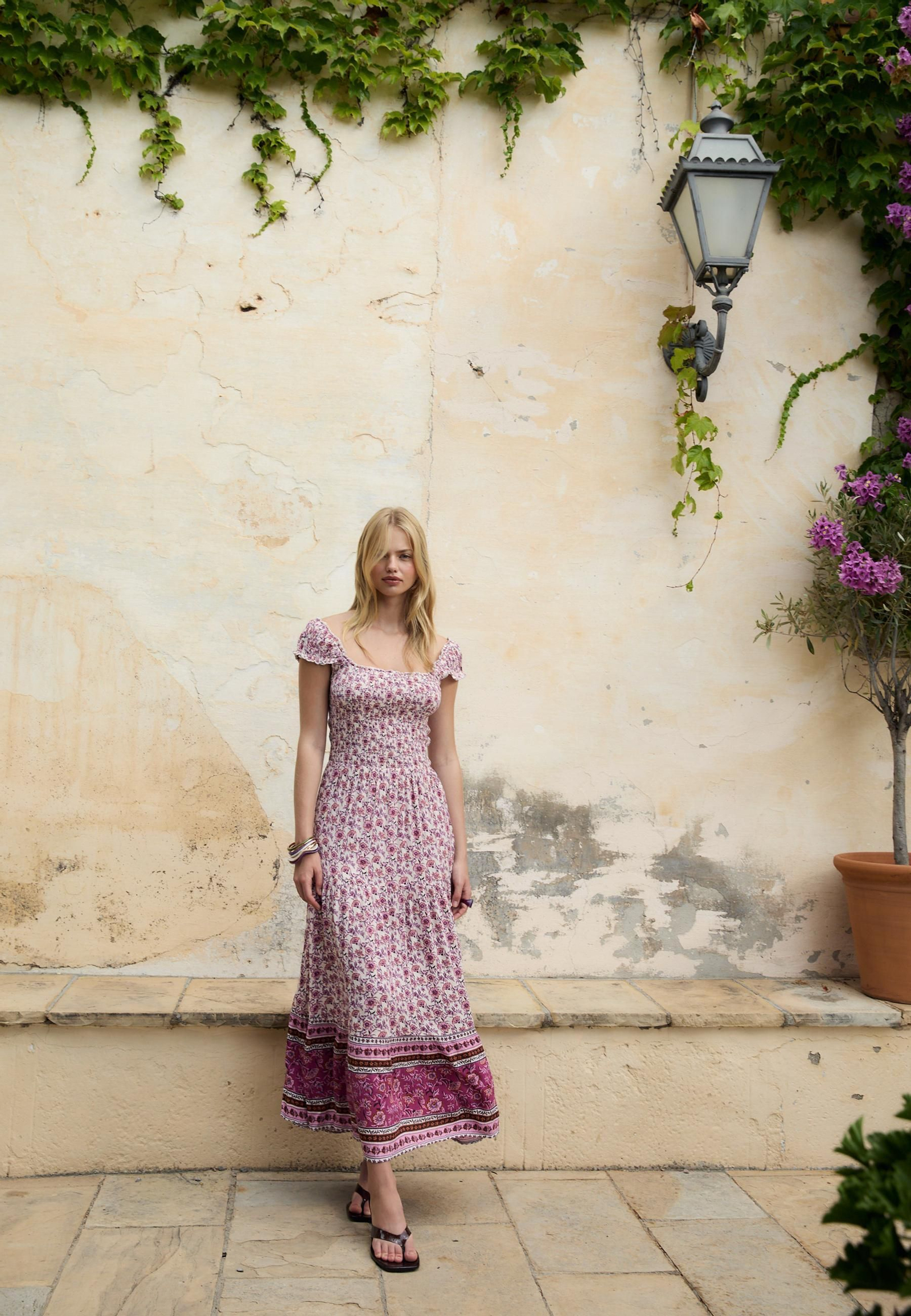 Vestido estampado de Stradivarius. Vestido estampado de Stradivarius.