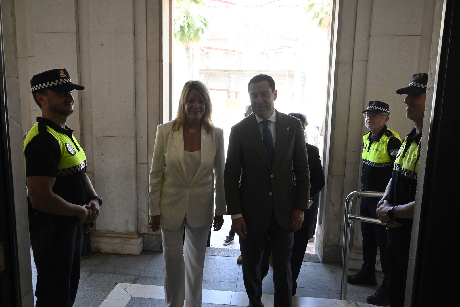 Visita de Juanma Moreno al Ayuntamiento de Huelva, en Imágenes