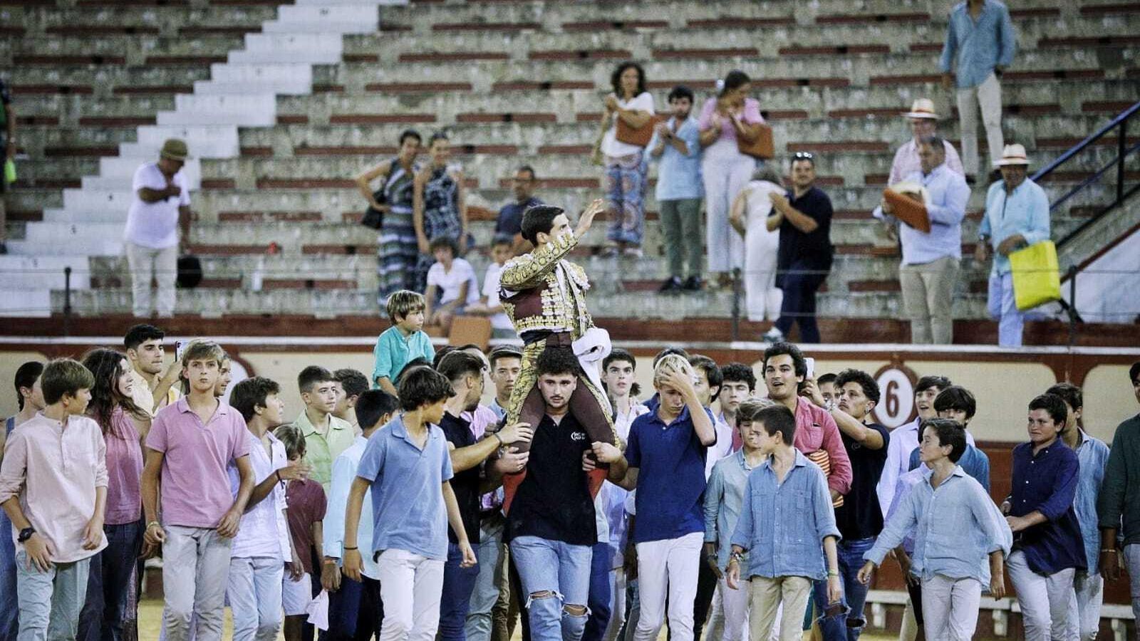 Daniel Crespo, a hombros