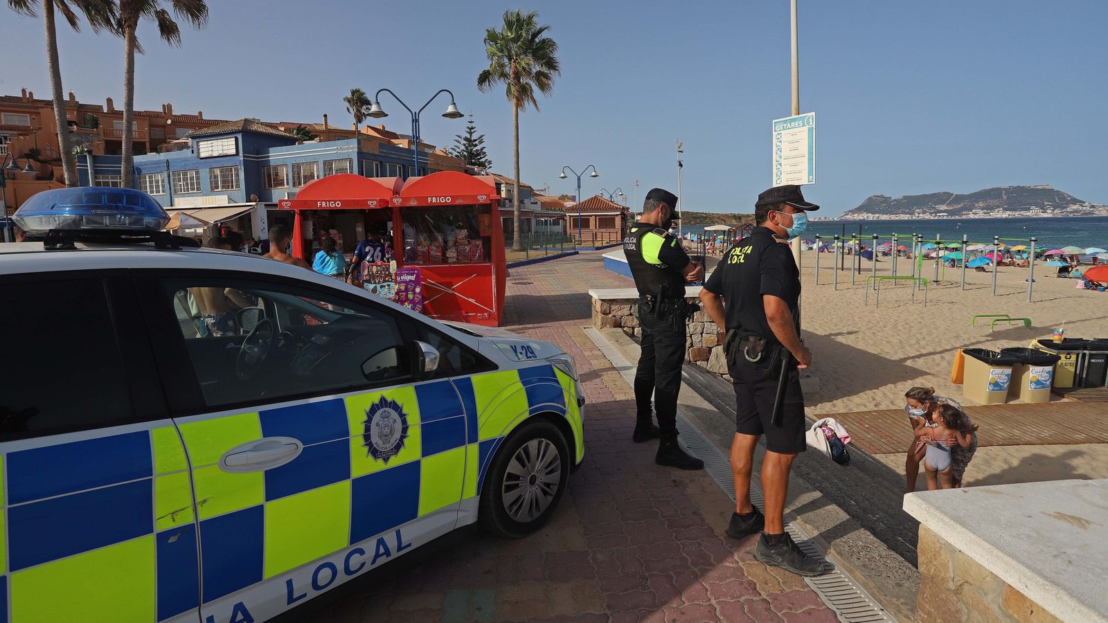 Agentes de la policía local de Algeciras restringiendo el acceso a la playa de Getares para controlar el aforo