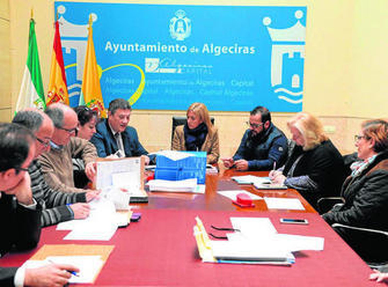 Fotografía de la mesa de contratación de la limpieza y mantenimiento de las playas.