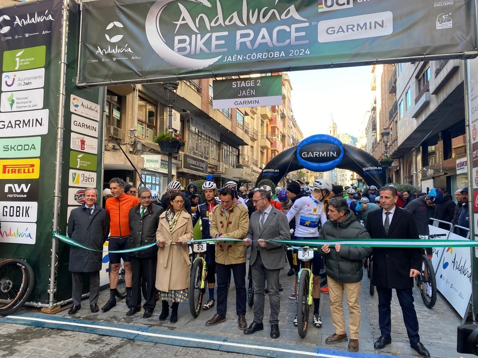 En imágenes: así ha salido a la Andalucía Bike Race desde la 'Carrera' de Jaén