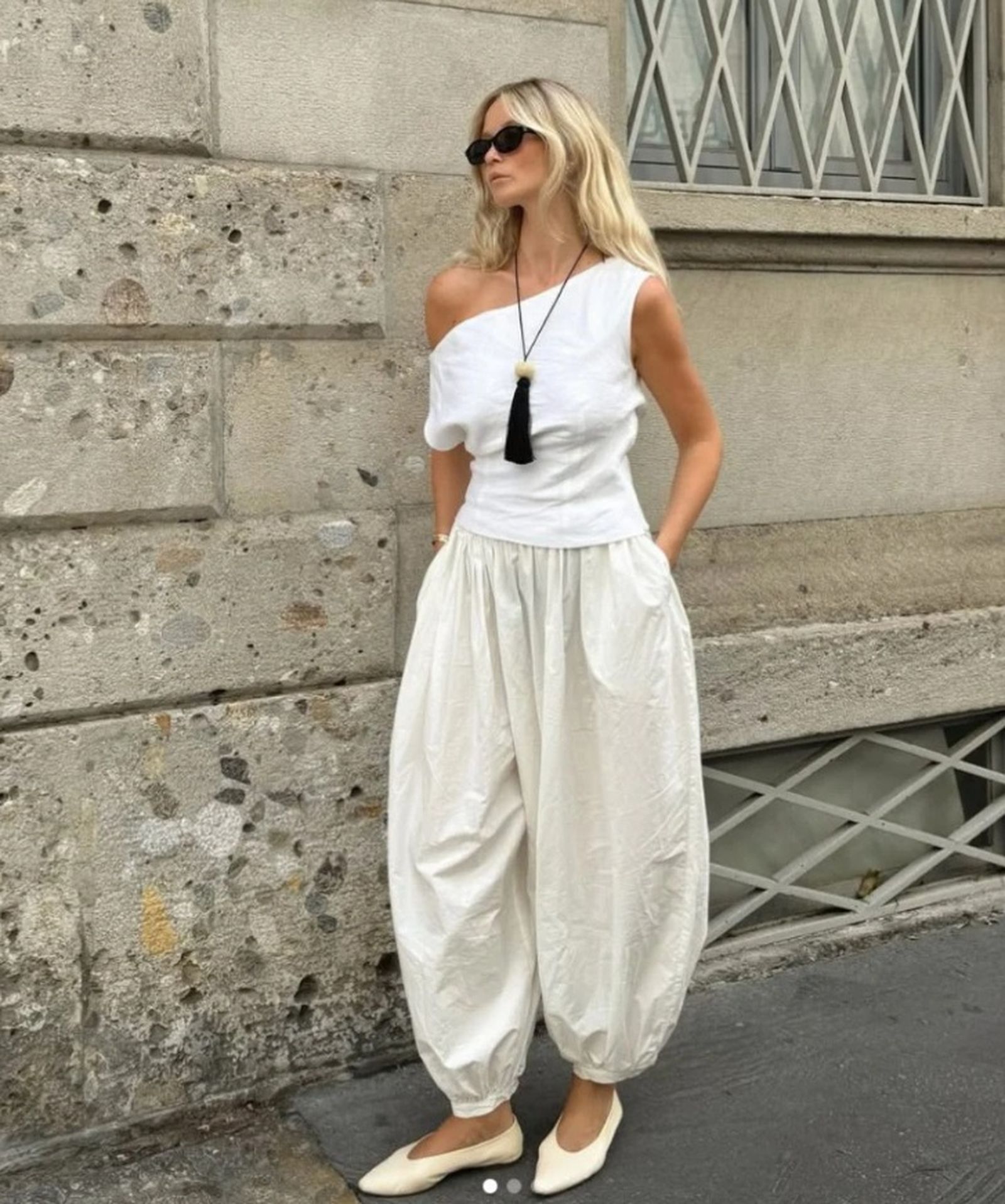 La clave para que un look con pantalones bombachos funcione es que la parte superior no sea demasiado holgada.